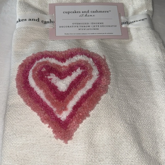 🎀❤️NEW Cupcakes & Cashmere Valentine’s Day Heart 50x70 Throw Blanket NWT - Picture 3 of 8